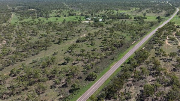 Flinders Highway, Breddan